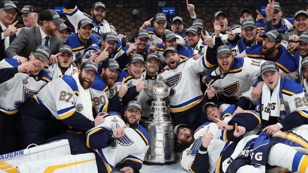 St. Louis Blues 2019 Champions Garden Flag and Pole Stand